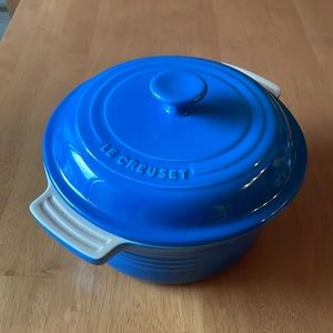 Le Creuset 8” round ceramic pot w/ lid